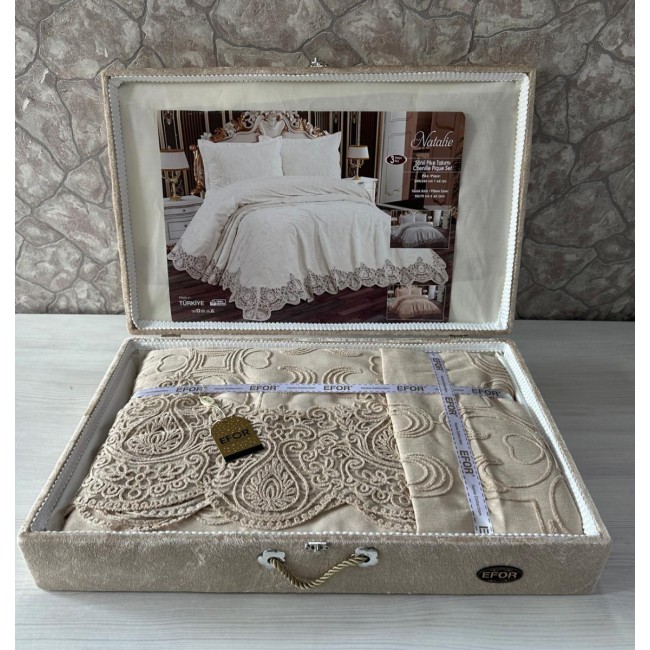 Покрывало EFOR в сундучке NATALIE 240*260 с наволочками (50*70) капучино (CAP?) Покрывало EFOR в сундучке NATALIE 240*260 с наволочками (50*70) капучино (CAP?)