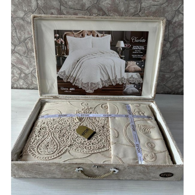 Покрывало EFOR в сундучке CHARLOTTE 240*260 с наволочками (50*70) капучино (CAP?) Покрывало EFOR в сундучке CHARLOTTE 240*260 с наволочками (50*70) капучино (CAP?)
