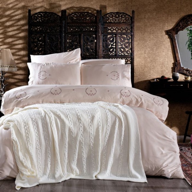 Комплект ZEBRA "ROSY" ( вязанное покрывало+постельное белье) евро Y 743